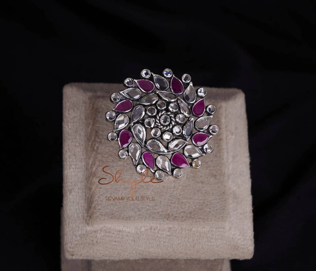 Essence Scintillating Embossed Ring : SR2025