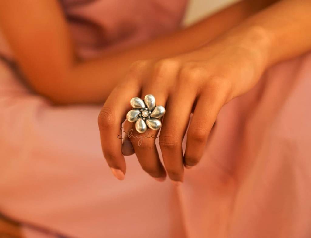 Adya Embossed Flower Versatile Ring : SR2032
