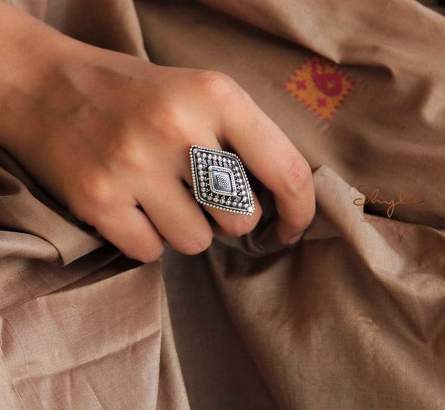 Adya Daana Art Diamond Ring : SR2030