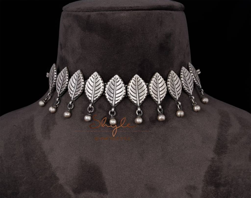 Adya Intricate Leaf Drop Choker Set : SN1154