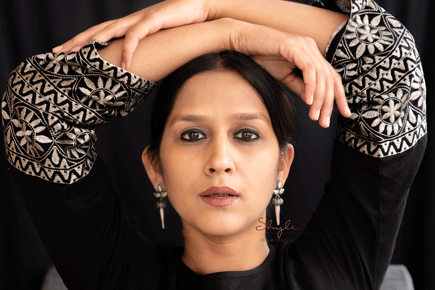 Adya Leaf Motif Quirky Drop Earrings : SE4015