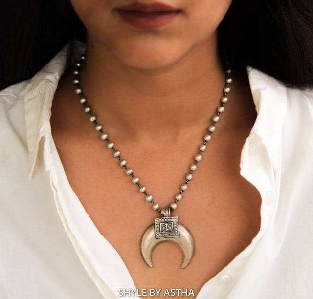 Moh Tribal Motif Crescent Moon Ball Necklace : SE50180