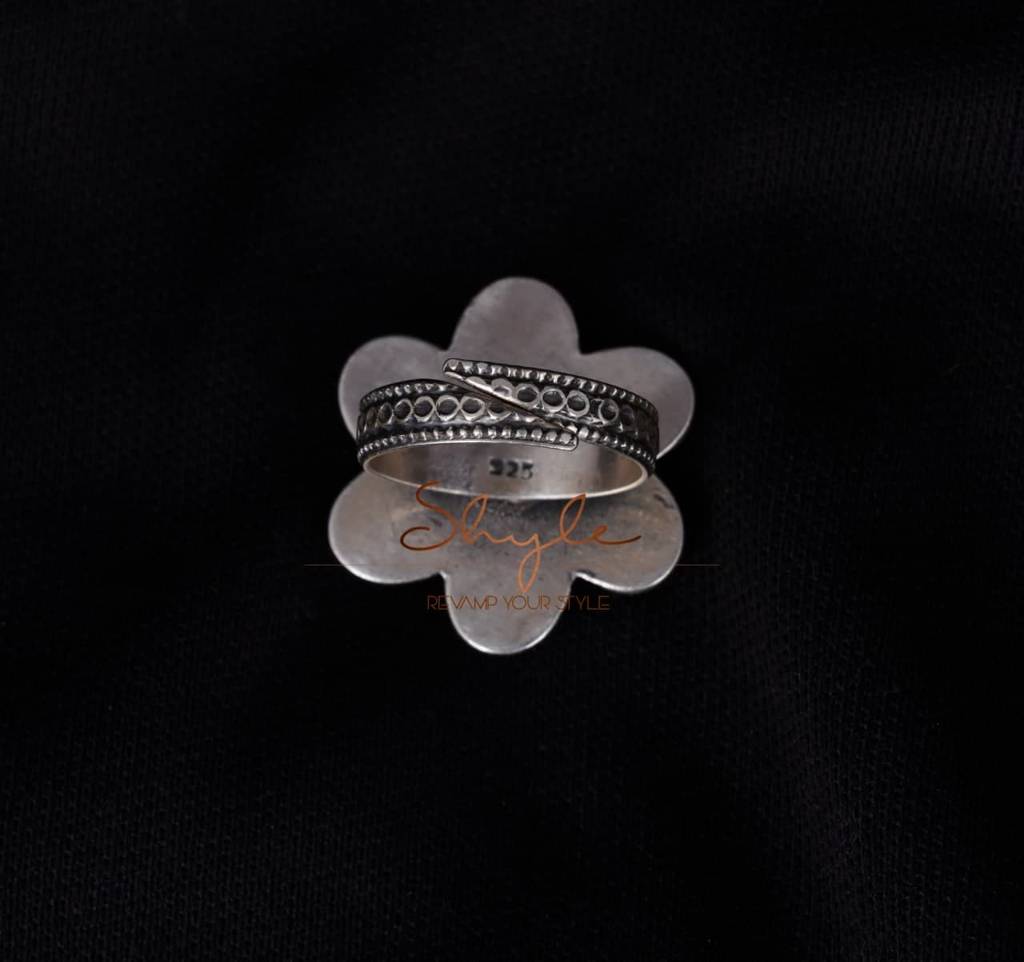 Adya Embossed Flower Versatile Ring : SR2032