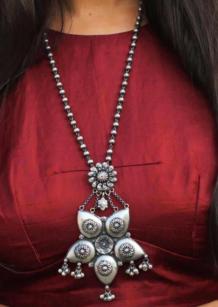 Tattva Flora Detailed Necklace : SE625