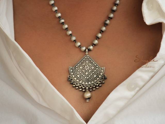 Adya Intricate Ball Necklace : SN1142