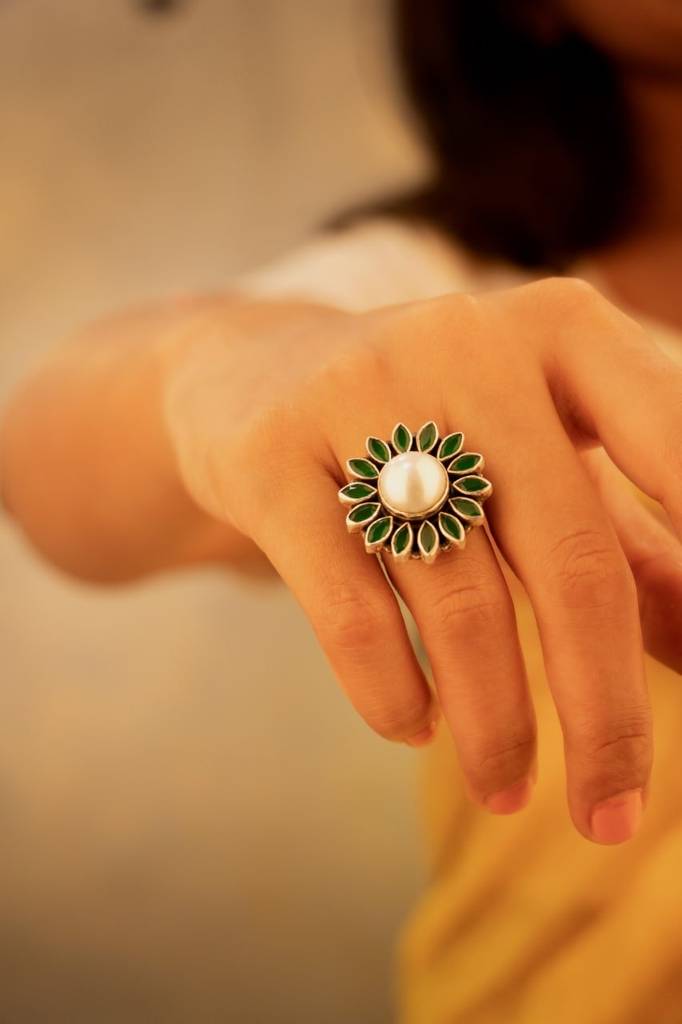 Essence Fine Green Flower Pearl Classic Ring : SR1250