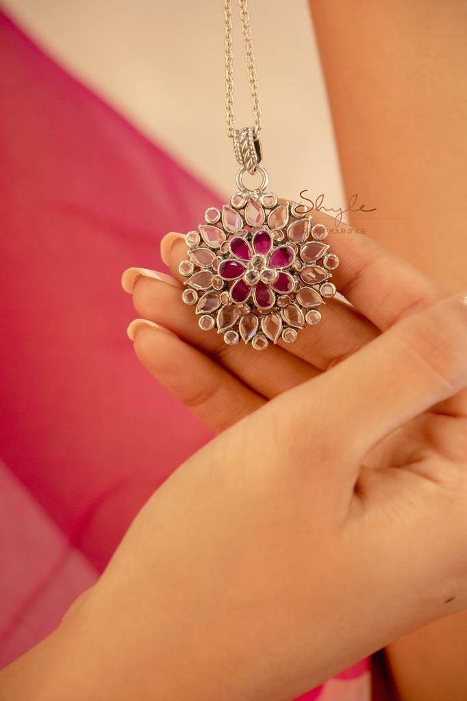 Essence Fine Scintillating Flower Necklace : SN3001