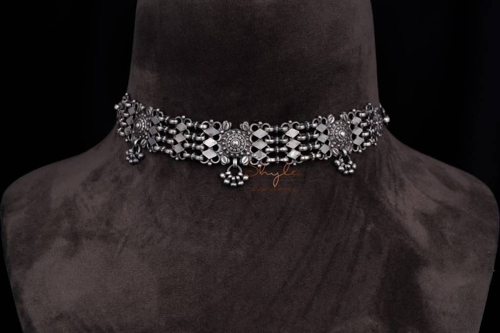 Moh Intricate Jali Ghughri Drop Statement Choker : SN1151