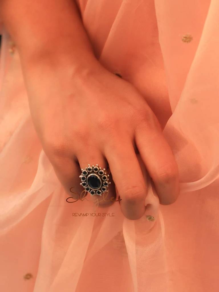 Essence Black Scintillating Ring : SR3073