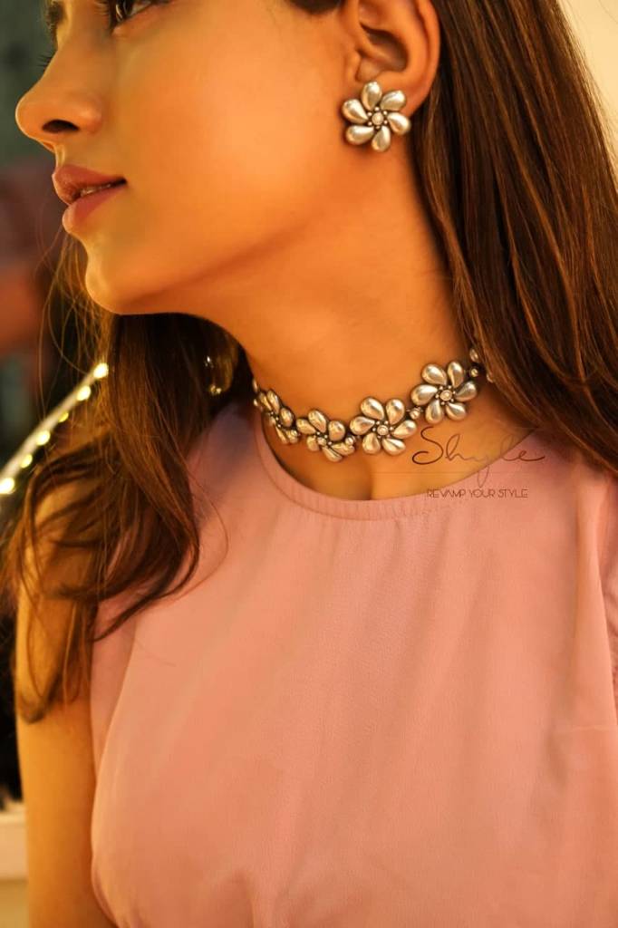 Adya Embossed Flower Sequence Versatile Choker Set : SN2109