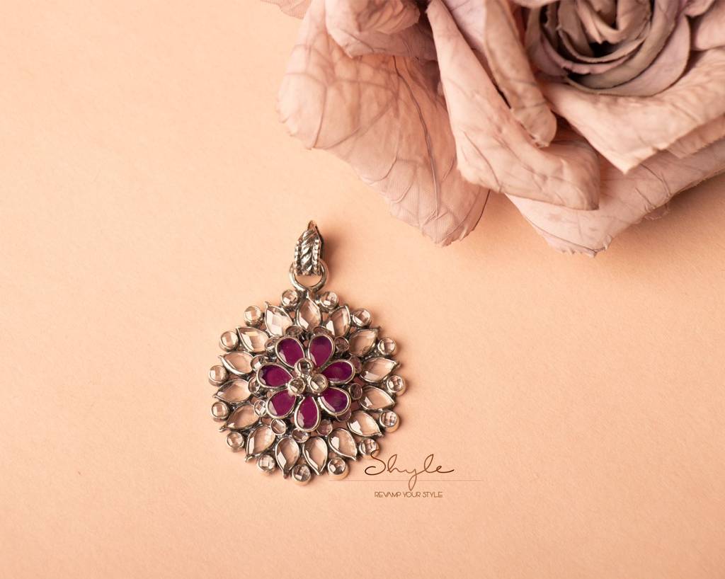 Essence Fine Scintillating Flower Necklace : SN3001