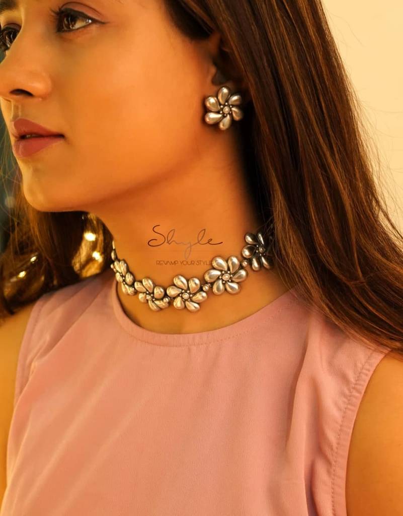 Adya Embossed Flower Sequence Versatile Choker Set : SN2109
