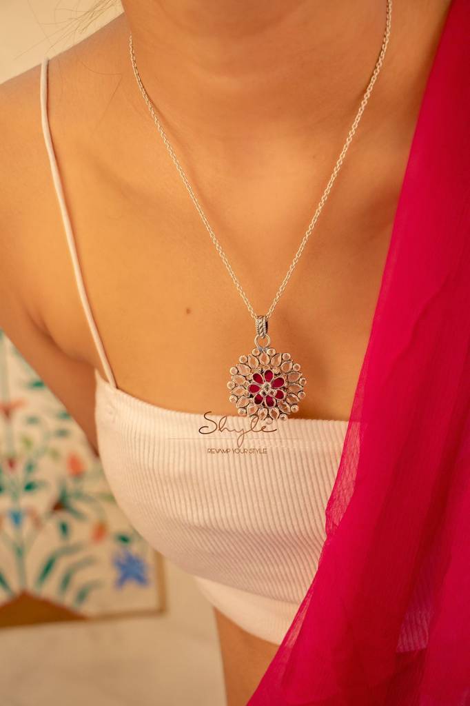 Essence Fine Scintillating Flower Necklace : SN3001