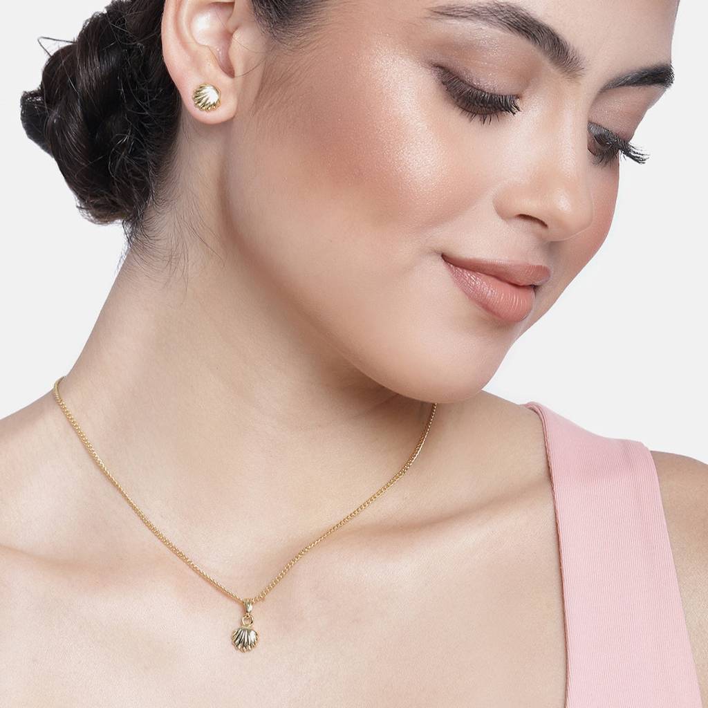Estele Gold Plated Splendid Bay Shell Designer Pendant Set For Women : 9305NKER