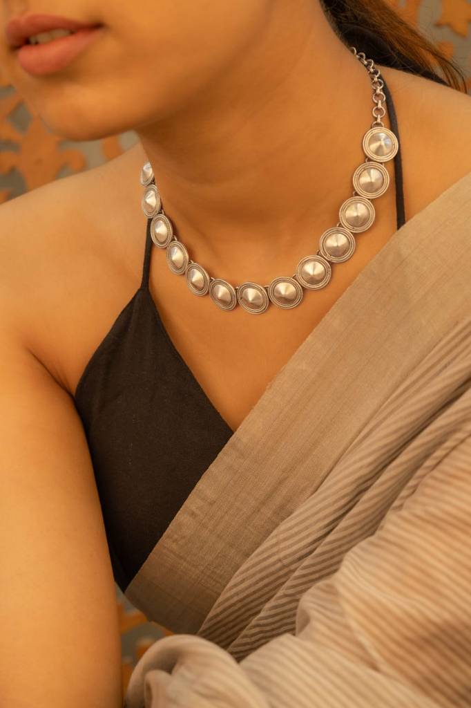 Moh Tikdi Sequence Fine Necklace : SN558487