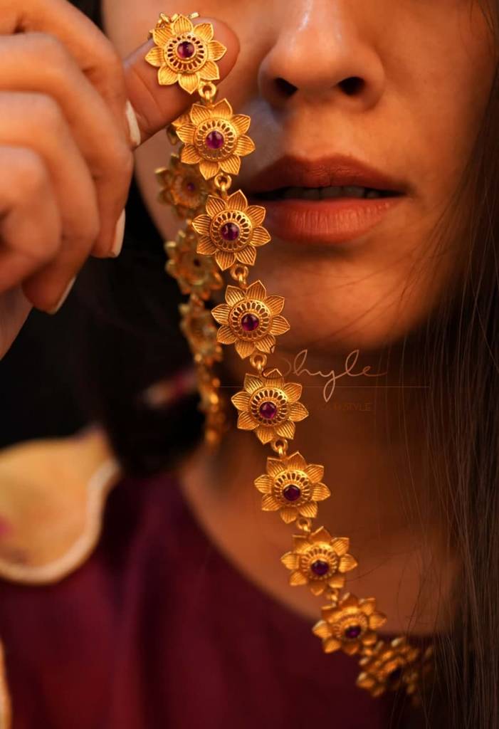 Adya Intricate Flower Versatile Gold Necklace Set : SN1119