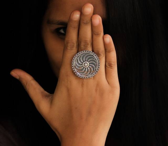 Anvaya Spiral Daana Detailed Ring : SR1032