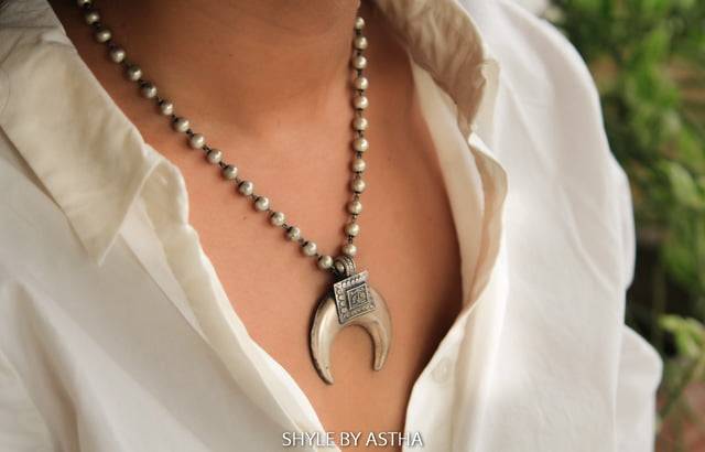 Moh Tribal Motif Crescent Moon Ball Necklace : SE50180