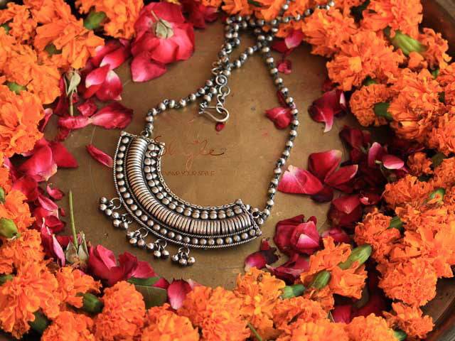 Tattva Chandra Embossed Necklace : SE1116