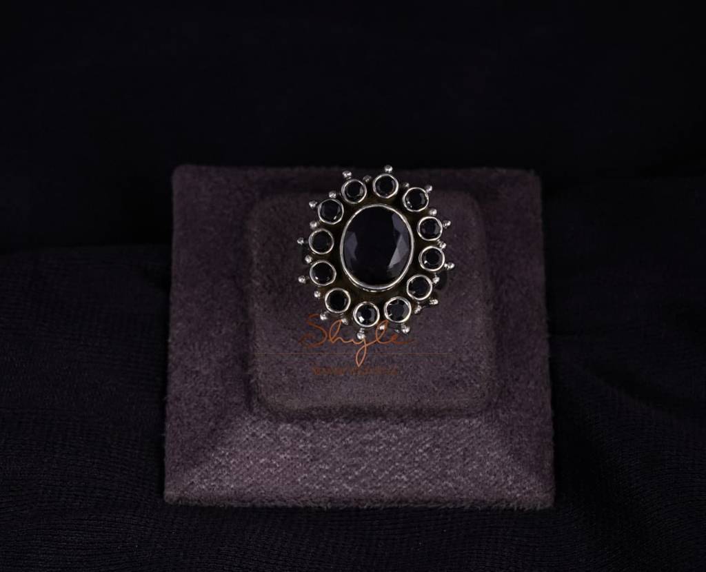 Essence Black Scintillating Ring : SR3073
