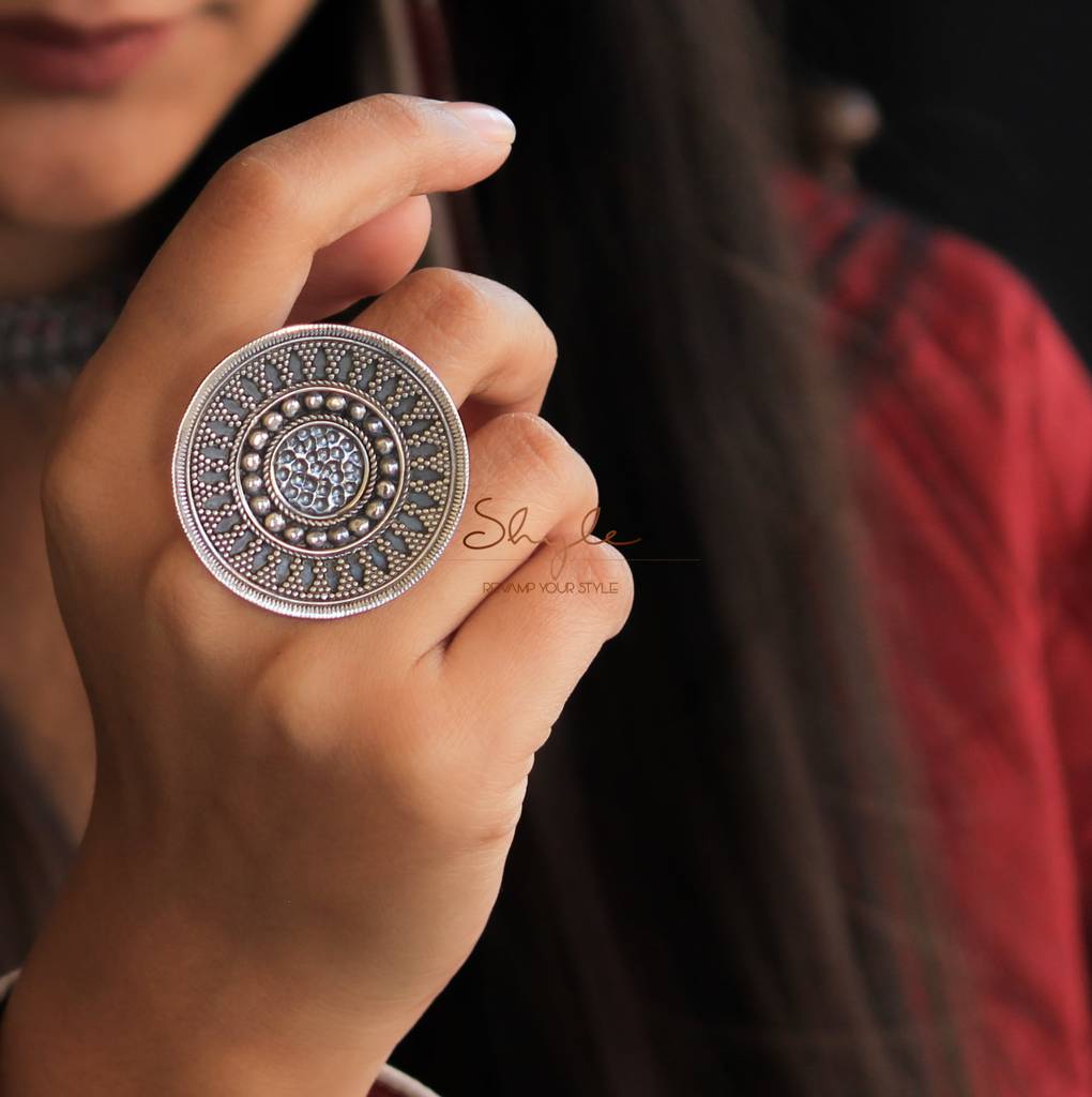 Anvaya Daana Detailed Classic Ring. : SR2008