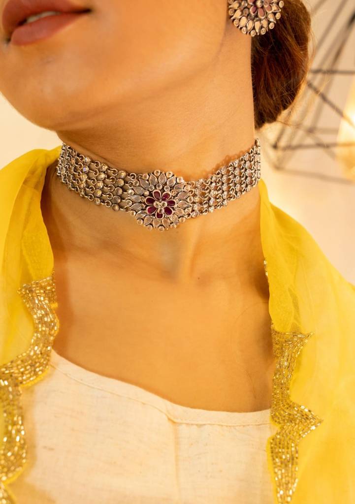 Essence Flower Motif Scintillating Statement Choker : SN1114