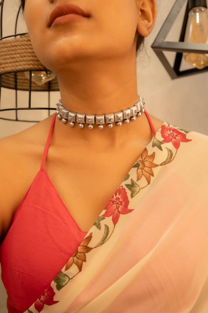 Moh Embossed Matte Statement Choker Set : SN558475