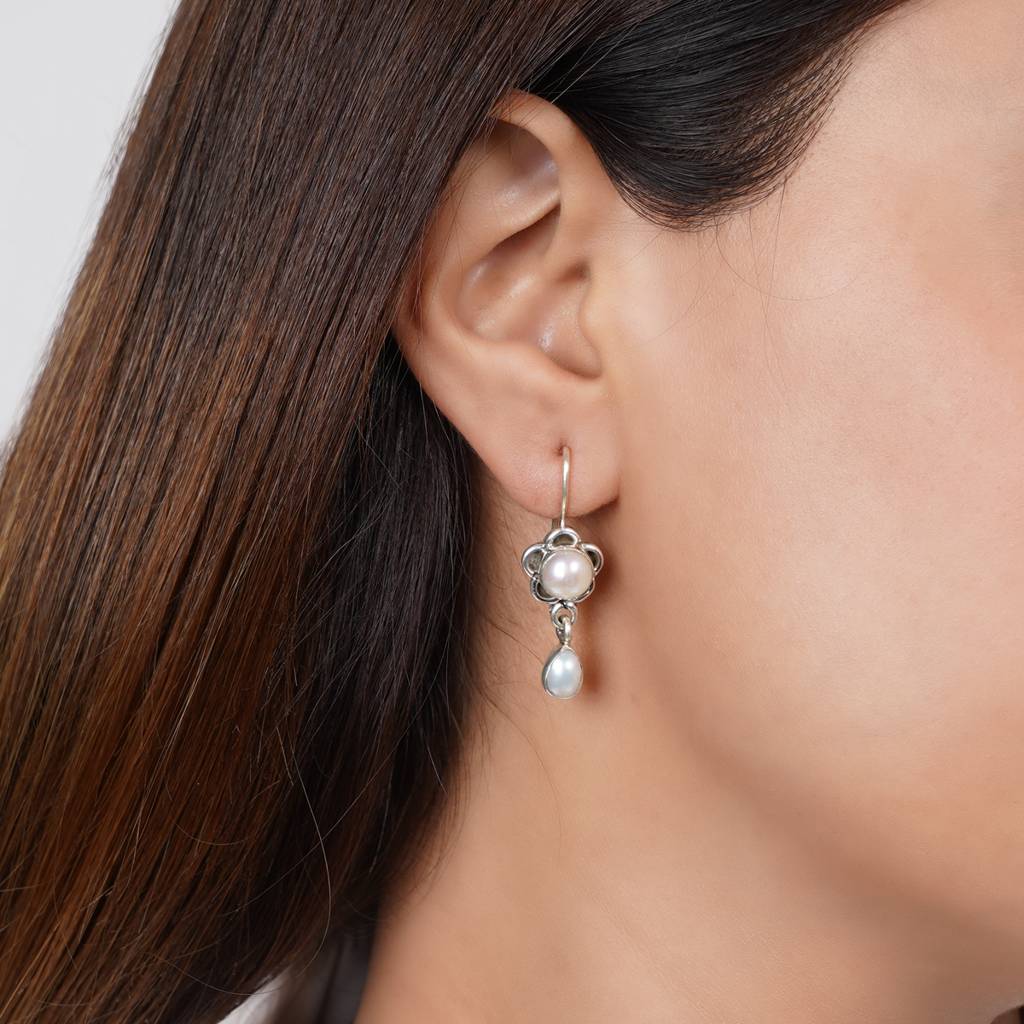 Silver Pearl Flower Earrings : SSE779