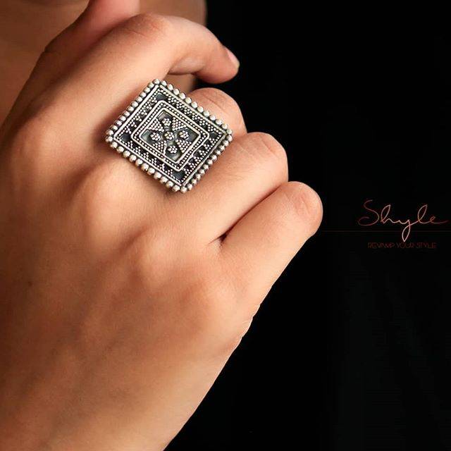 Adya Fine Daana Detailed Square Ring : SR1001