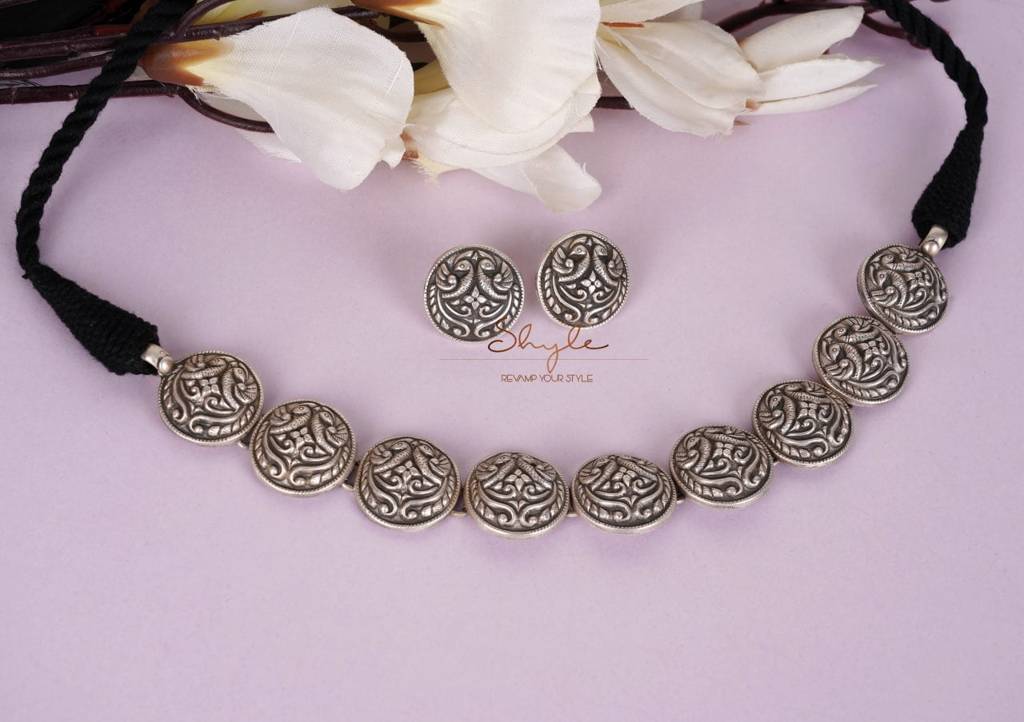 Adya Embossed Peacock Motif Versatile Choker Set : SE50169-2-1-1