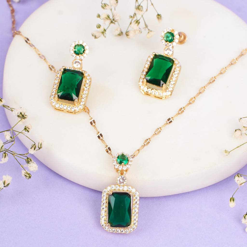 Kiara Advani Green Emerald Necklace And Earrings Set - 18K Gold Plated : EN21202
