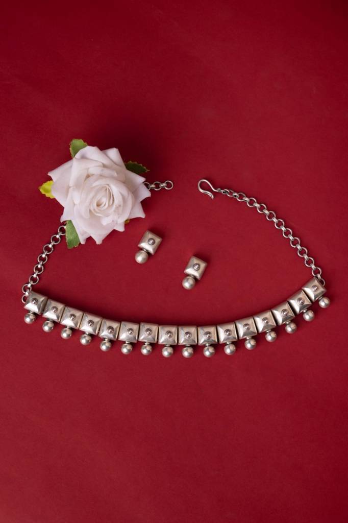 Moh Embossed Matte Statement Choker Set : SN558475