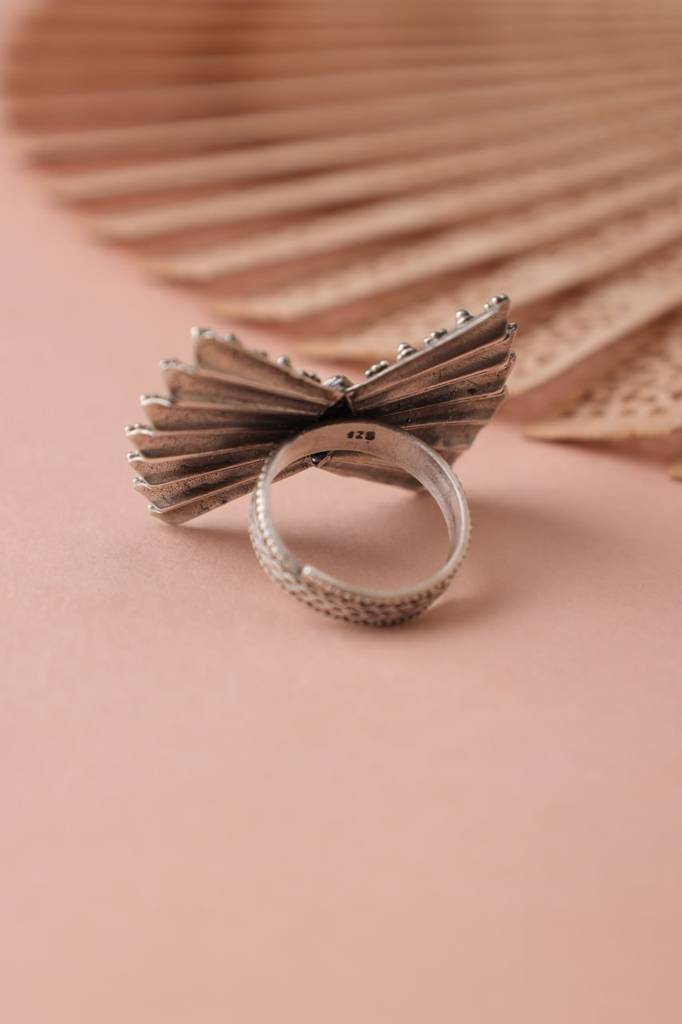Mizoya Bow Tie Statement Ring : SR200878