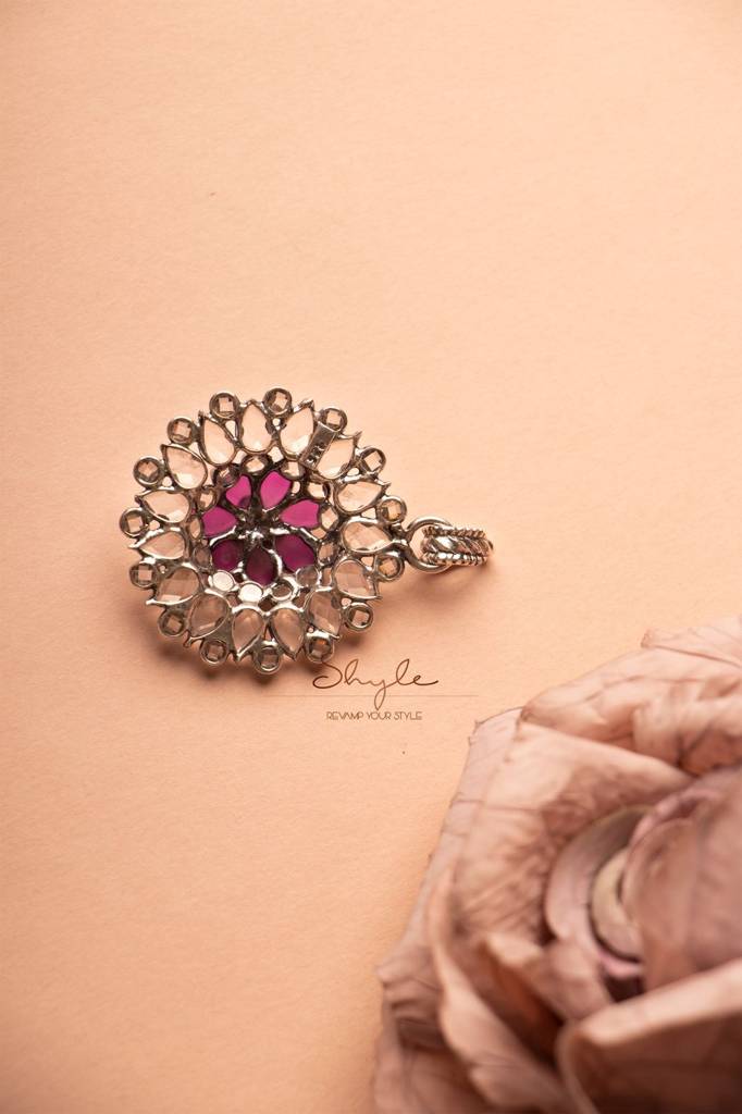 Essence Fine Scintillating Flower Necklace : SN3001