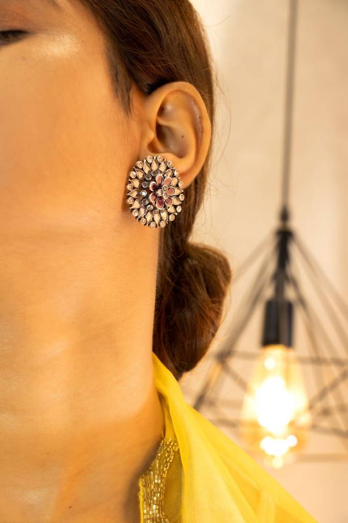 Essence Flower Motif Scintillating Stud Earring : SE9026