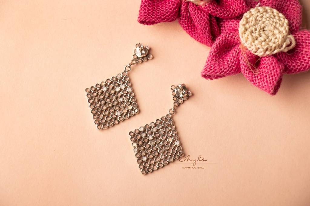 Essence Scintillating Triangle Classic Stud Earrings : SE602-1-1