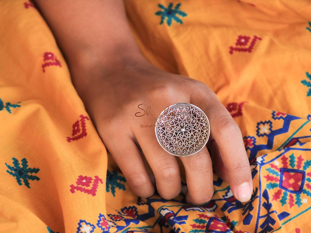 Anvaya Finely Carved Concentric Ring : SR2005