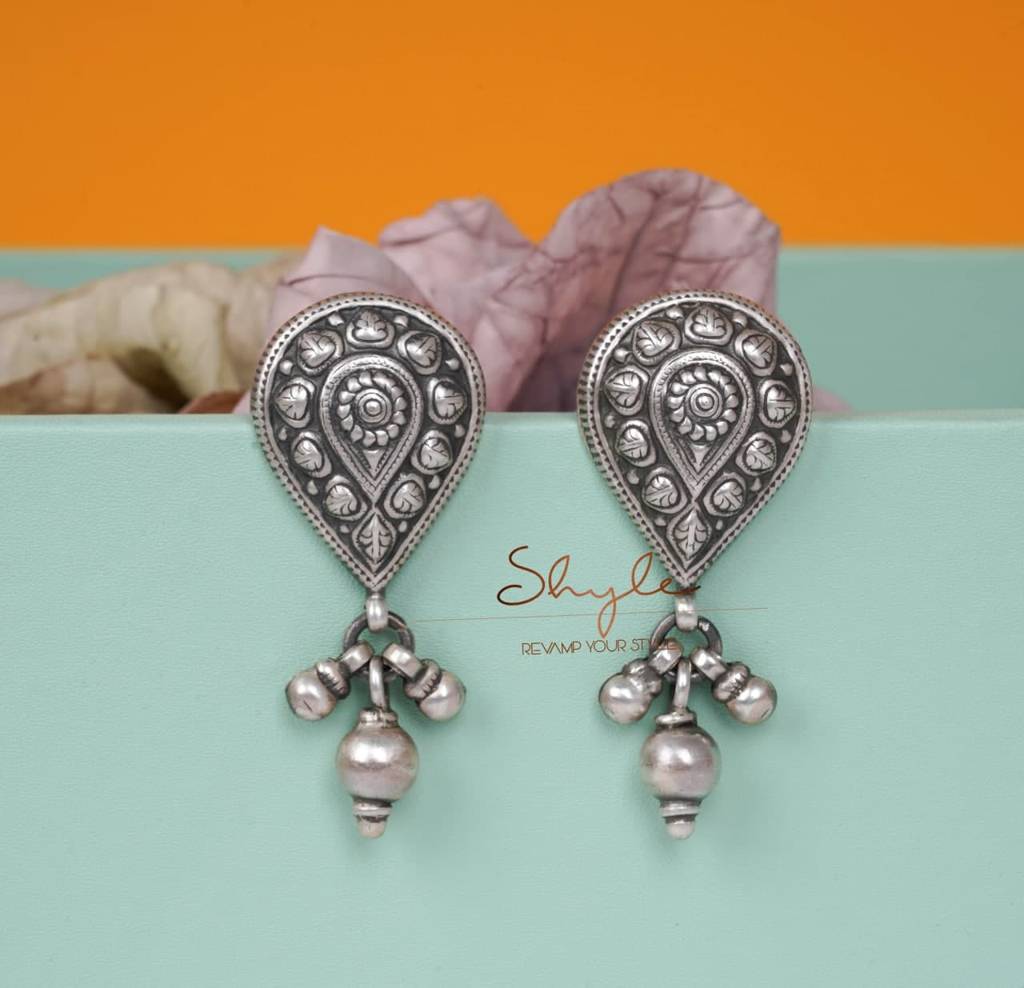 Dulari Embossed Drop Classic Earring : SE2030-1