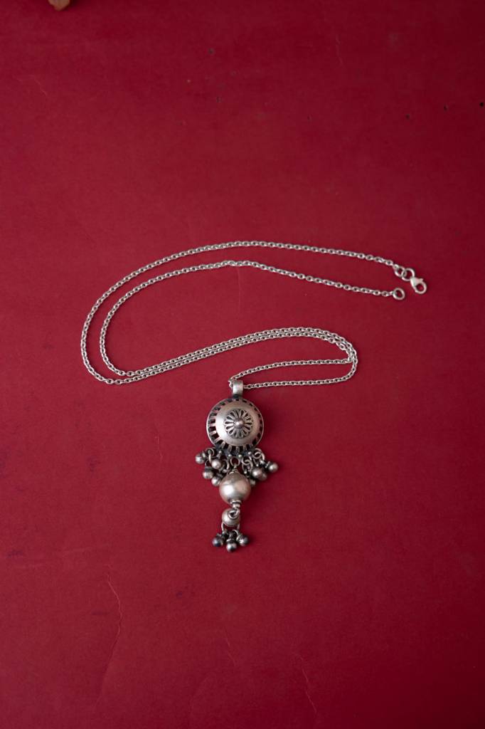 Adya Carved Ghughri Drop Chain Necklace : SN181922