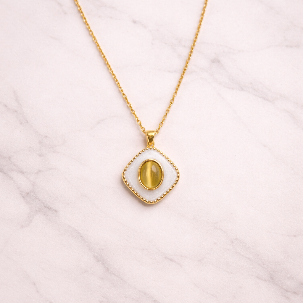 Vintage Gilded Oval Necklace : Le177