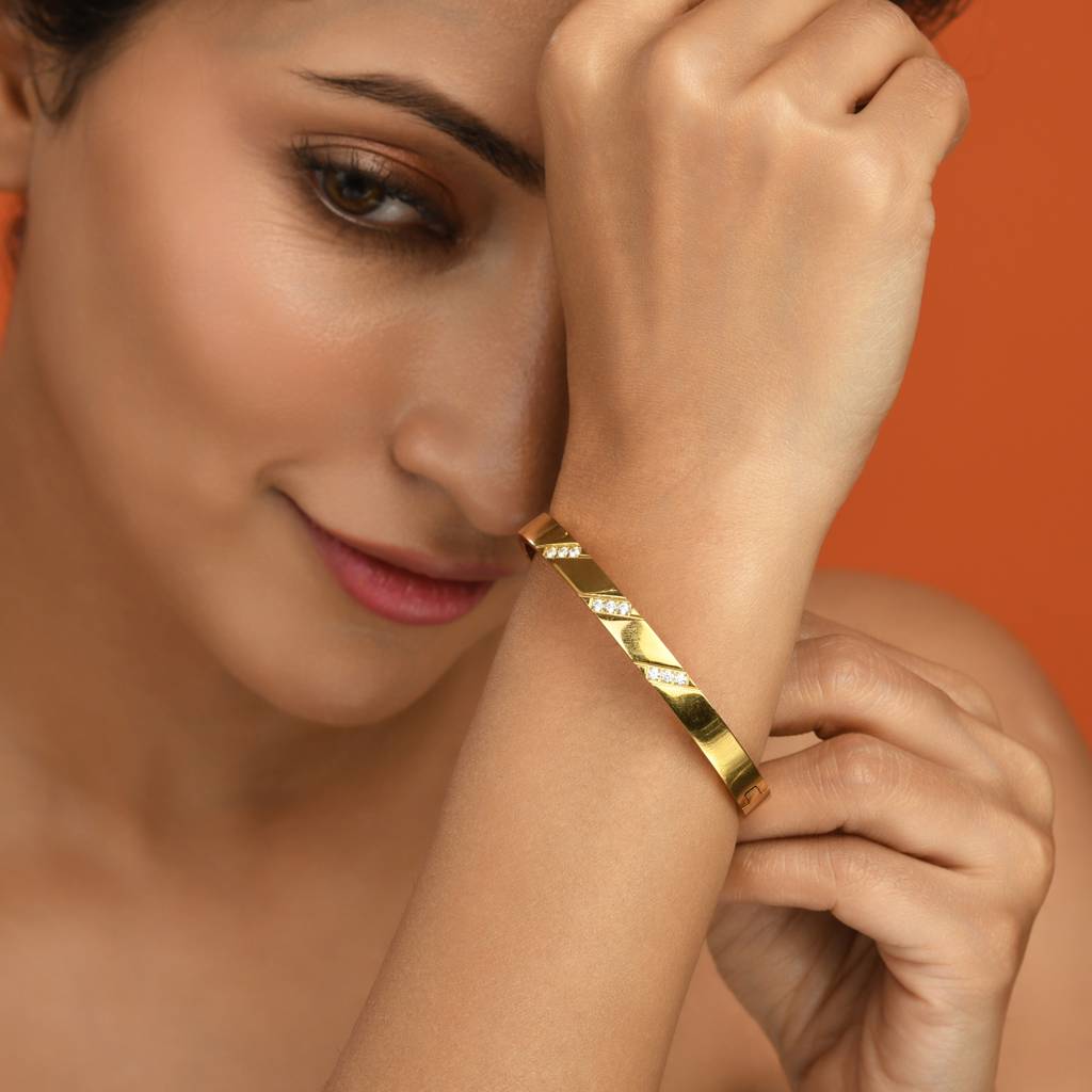Elegant Cubic Zirconia Cutout 18K Gold Plated Bangle Bracelet : 100010