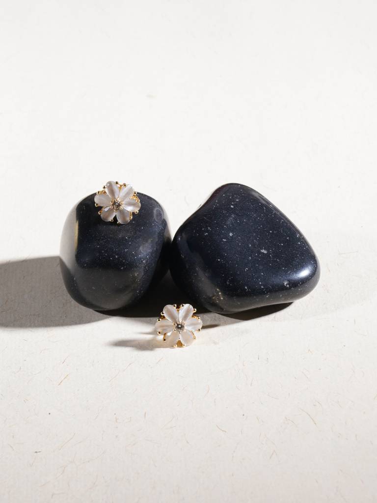 Cyrstal Flower Stone Studs : RRAUG23-57