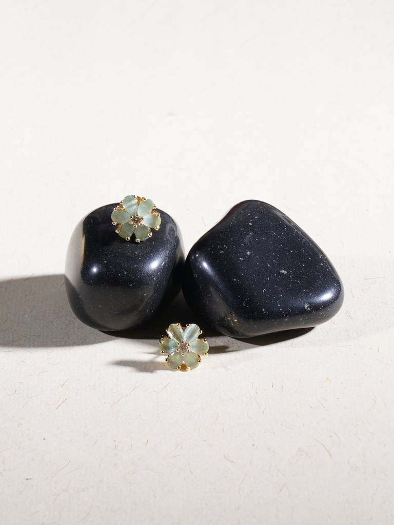 Green Stone With Diamond Cystal Studs : RRAUG23-63