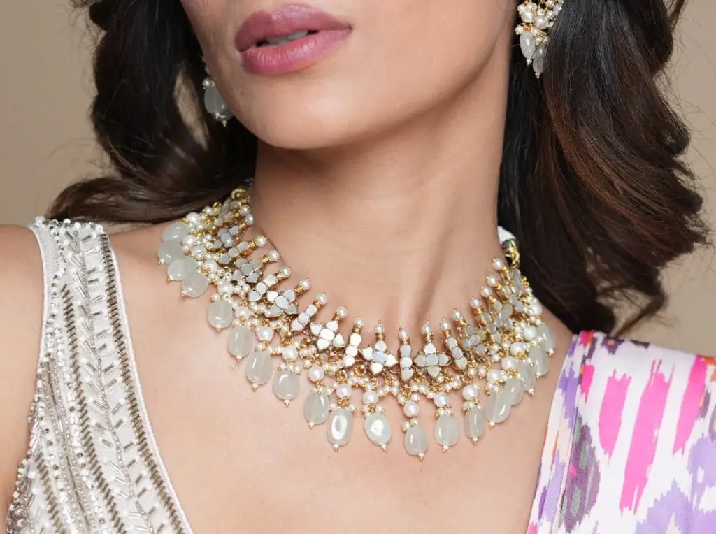 Shell Pearl White Choker Set - With Earrings : VON42347