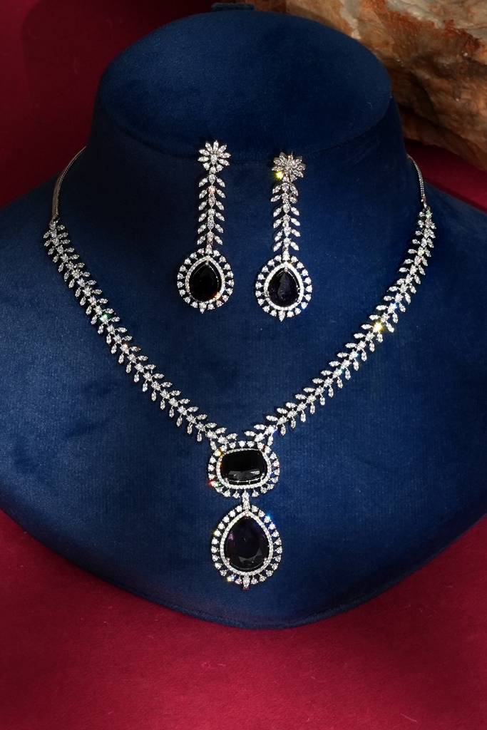 Kiara Sleek Diamond Pendant Necklace Set For Modern Women : BP-NK-945