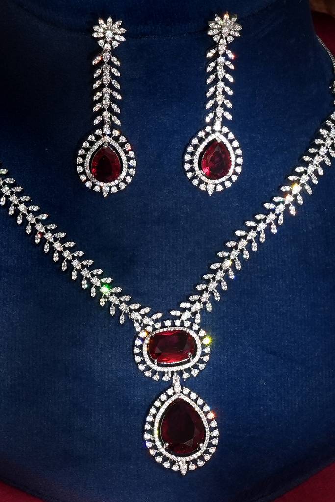 Kiara Sleek Diamond Pendant Necklace Set For Modern Women : BP-NK-946