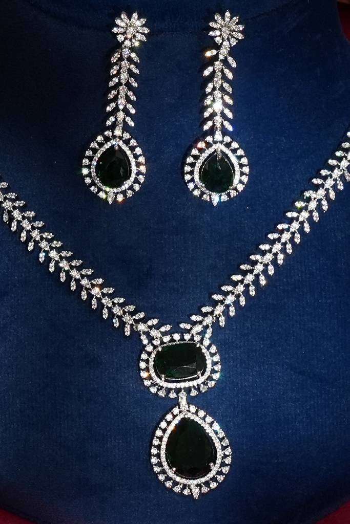 Kiara Sleek Diamond Pendant Necklace Set For Modern Women : BP-NK-947