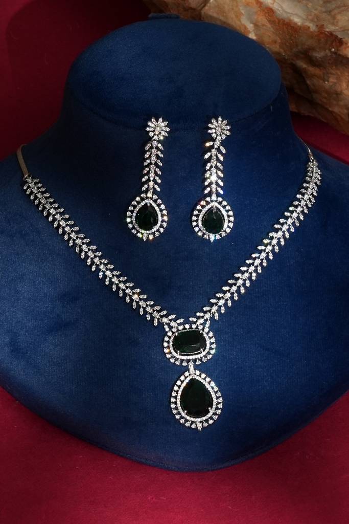 Kiara Sleek Diamond Pendant Necklace Set For Modern Women : BP-NK-947