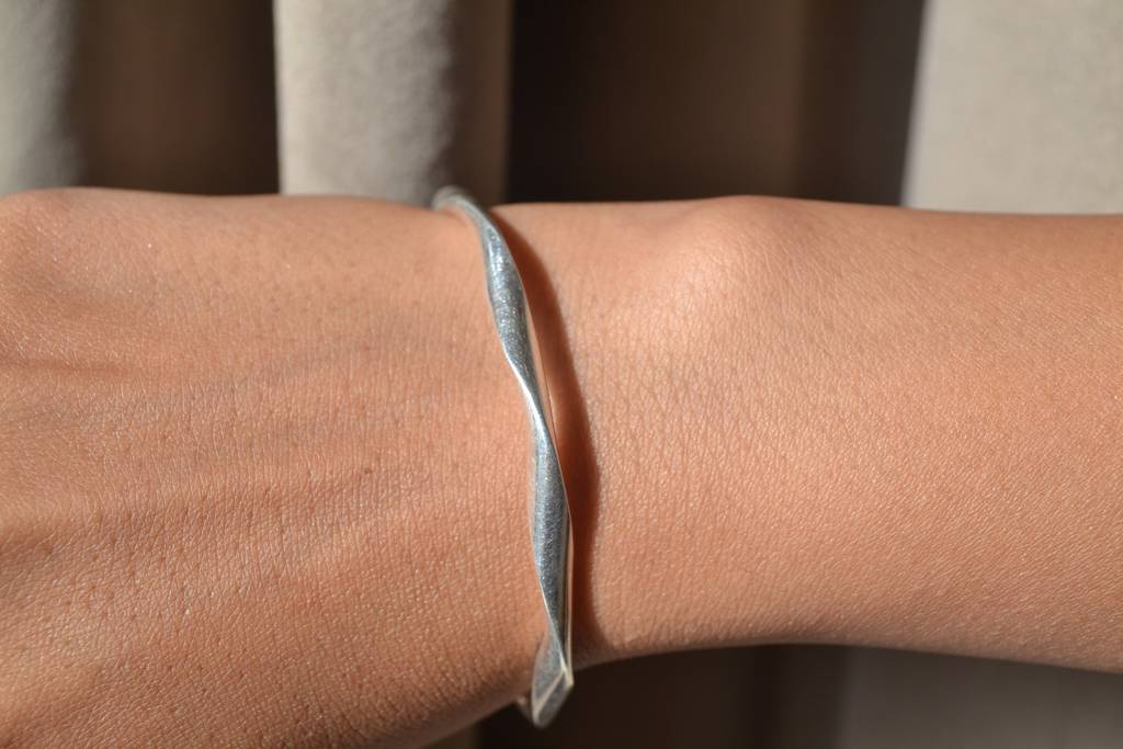 Chandani Bangle – High Polish 925 Silver Swirling Bangle Bracelet : ZIRAK-Bracelet-010