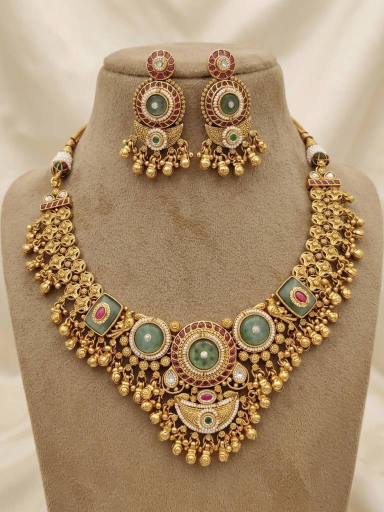 Grand Heritage Antique Gold Choker Necklace Set With Statement Earrings : BV-RJ-RMD-NKLS-2000DA3736
